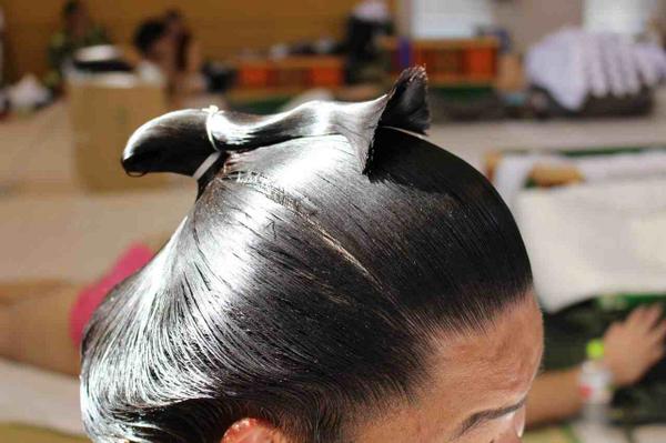 日本相撲協会公式 A Twitter 今日の大栄翔 髪は量が多く伸びるのも早いそうで 中剃りしてもまだ量が多いとのこと 写真では中剃りして伸びた毛が出てきてる様子が見えます Sumo Http T Co Q4c57ppgap