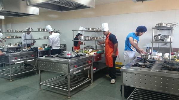 Greed_Goddess's tweet photo. And the competition begins... Good Luck Guys!!! @nextgenchef @pandesandeep #srihm http://t.co/KhBhhi2K1g