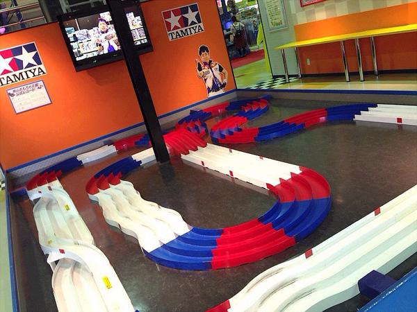 ミニ四駆 タミヤ公式 明日のジャパンカップ岡山大会の会場 おもちゃ王国 館内のタミヤワールドにはガンブラスターの実車版や品揃え豊富なミニ四駆コーナーやサーキットが 岡山出身のmcガッツも推されてます Mini4wd Http T Co Id3i2sizfe