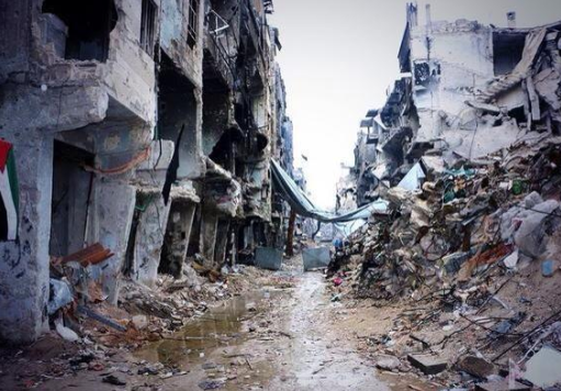 Neen, geen #aardbeving of #typhoon - gewoon een straatfoto in #Yarmouk, #Syrië - Hoe is zoiets in #godsnaam mogelijk