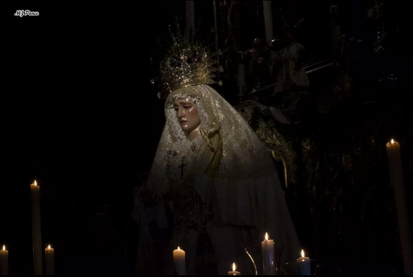 NazarenoySocorr's tweet photo. "Ella... la única luz ante tanta tiniebla". De la Vigilia por la Paz celebrada por la Hermandad en la #ISemanaMariana http://t.co/uxp6MJLZpb