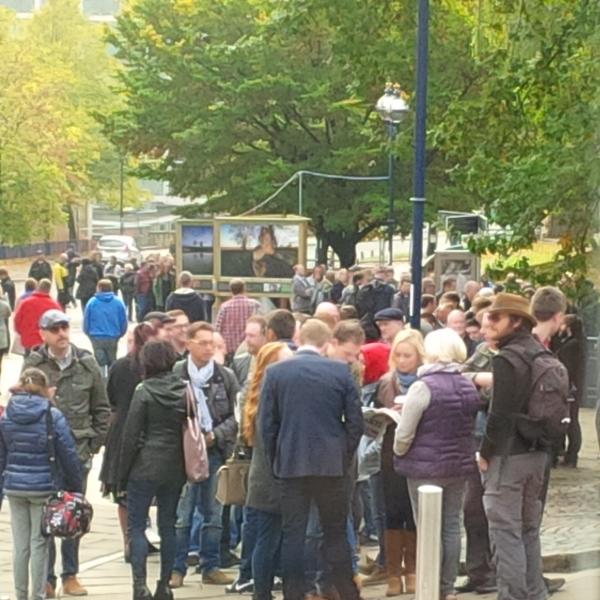 Crafty_Crow's tweet image. That queue looks fun but until it opens i know i'd rather be inside in the warm at the Crafty Crow @NottinghamCAMRA