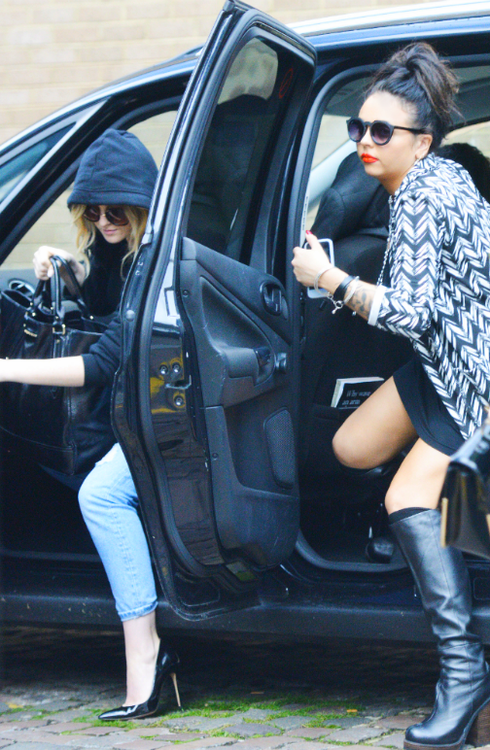 PerrieIsBeauty's tweet photo. Perrie and Jesy arriving at the studio in London (7.10.14) #PerrieFacts #JesyFacts http://t.co/dHmxdDpZAE