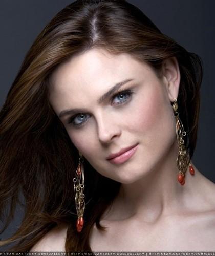 HAPPY HAPPY BIRTHDAY EMILY DESCHANEL! !!!!!! 