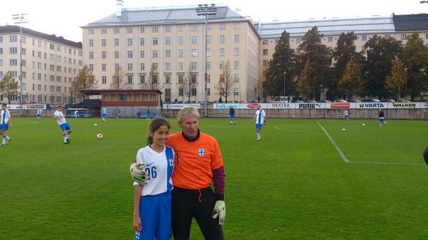 Pohjoiskaarre's tweet photo. SMJK pelaa kohta kannattajamaaottelun Kreikkaa vastaan, ikäero joukkueen nuorimman ja vanhimman välillä 54 vuotta. :) http://t.co/gCt5pnkzAD
