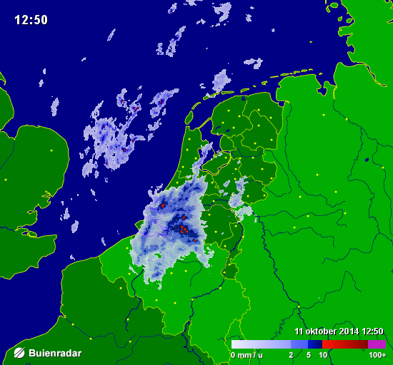 BuienRadarNL's tweet photo. Groot gebied met regen trekt langzaam over Nederland. Kans op onweer en wateroverlast. http://t.co/djOYlPU8fK http://t.co/FDRl47OTsA