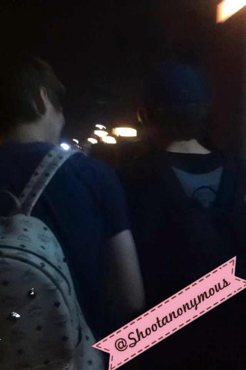 TxxKZTrex's tweet photo. ในอนาคตอยากเห็นรูปแอบถ่ายประมาณนี้ อาจเป็นลู่พาฮุนทัวร์รอบปักกิ่งหรือที่เกาหลี ฮุนพาลู่ไปที่ๆเคยไปด้วยกันบ่อยๆ 😊 http://t.co/4Xl7ww60CJ