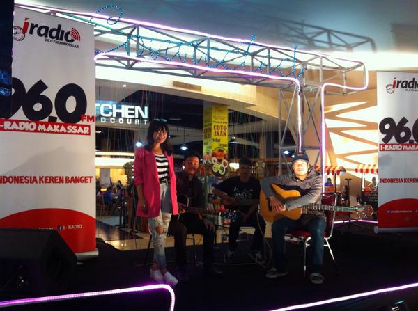 I-listeners selama sejam #sorelamweekend akan ada perform spesial dari <a href="/KickingMonday/">Kicking Monday</a> ;) Stat tune yuk