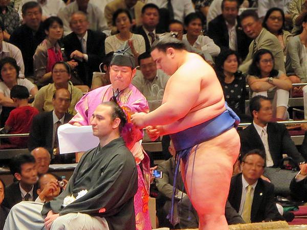 けーびー Pa Twitter 琴欧洲断髪式 ブルガリアのおっぱい じゃなかった 後輩の碧山が鋏を入れる 画2 Http T Co Lyyhtkwqfc