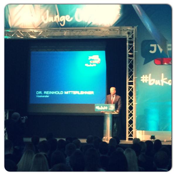 jungeoevp's tweet photo. Bundesparteiobmann #Mitterlehner am Wort über #jungepolitik &amp; Erneuerungsprozess. #evolutionvp http://t.co/GXO4elbGY9