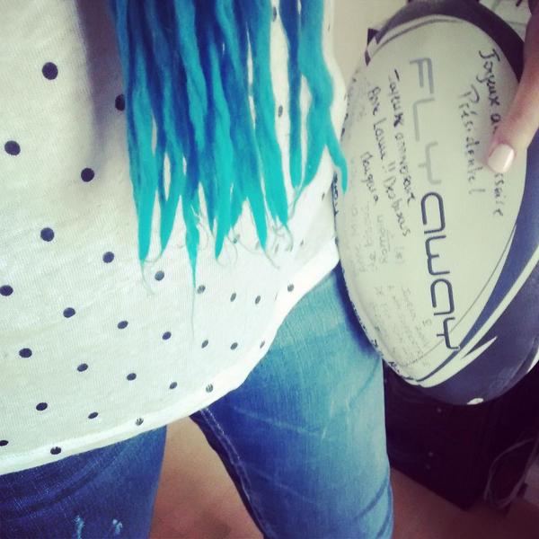 AnneLaureMch's tweet photo. Même en rugby, fidèle aux #Bleu&amp;Blanc @RacingMetro92 #SFRM92 Direction Jean bouin cc @Ben_Cats @ChevrierVincent http://t.co/TTDU0rU6v8