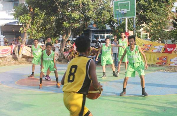 kamiPRMNSBASKET's tweet photo. Playmaker SMP N 28 coba mengatur serangan. http://t.co/Vn8E27EtUe