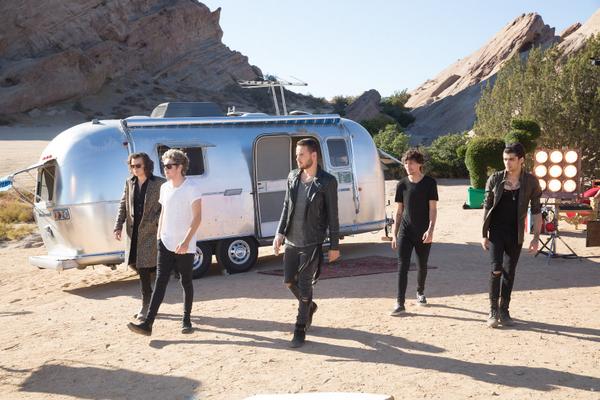 One Direction tweet media