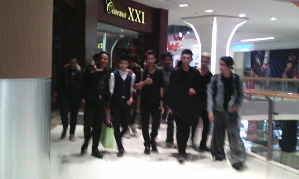 AKatafra's tweet photo. Solo magic comunity .Buku untuk papua.
Park mall Solo http://t.co/XxZYH56Gy3