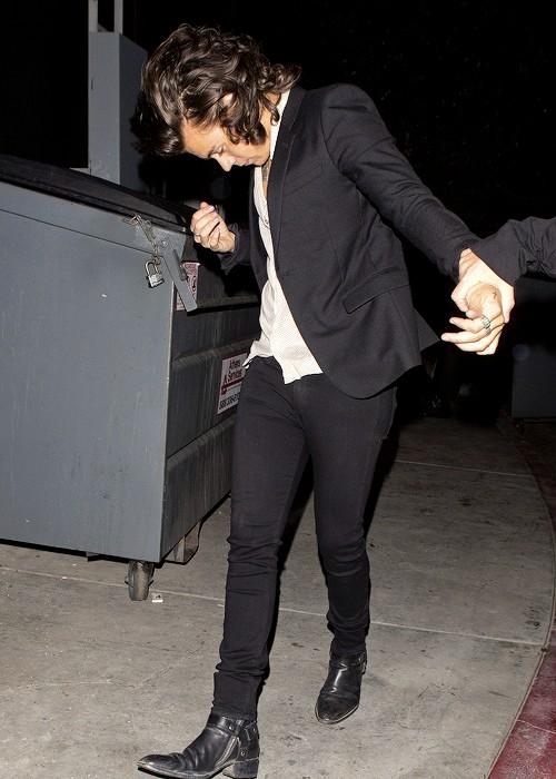 extratommo's tweet photo. DRUNK HARRY IN A SUIT I HAVE TO TAKE A MOMENT http://t.co/AAhYGlmlG4