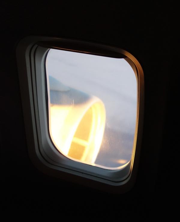 ishii_mit's tweet photo. 【朝陽】the rising sun from the window of American Airlines HNL - DFW - BOS #SUI2014 #UIST2014 http://t.co/10ix7H2wIb