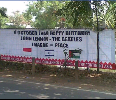 " Spanduk ucapan Happy Birthday John Lennon di jalan Kalimalang, Jakarta. Tgl 9 Oktober kemarin! 