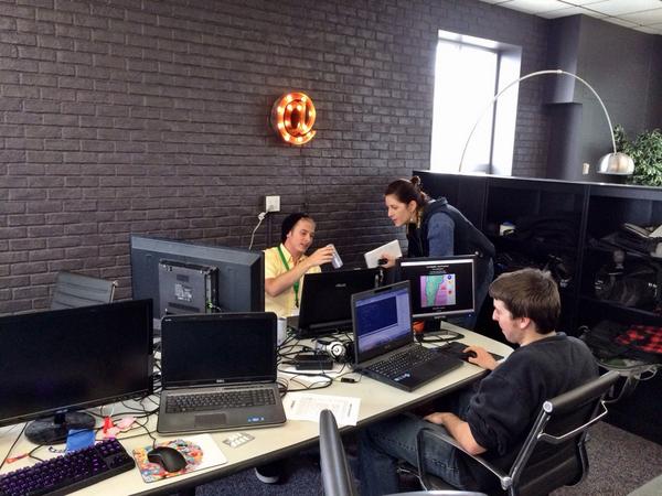 HackVT's tweet image. Pile Party from @ChamplainEdu is giving a sneak peak of their product to @VermontSongbird @bfp_news #HackVT