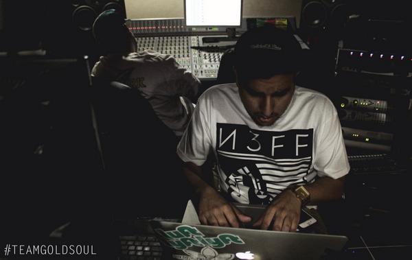 TeamGoldSoul's tweet photo. @HayesBeats x @HippyQuinn in the studio. #teamgoldsoul http://t.co/tjIDiFVOpv