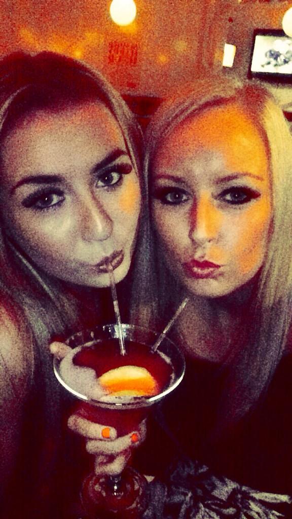 Vicky_Wishart's tweet photo. My girl👭🍹 @Lauratyrrell_x http://t.co/sWUhTvb2QR