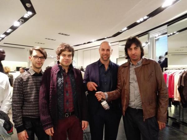 TheStraightBand's tweet photo. Ooook foto fatte! Tra poco #loudrock in via Mazzini! #TheStraight @TrussardiNews @WARNERMUSICIT @RollingStoneIta http://t.co/mkwvawCxPW