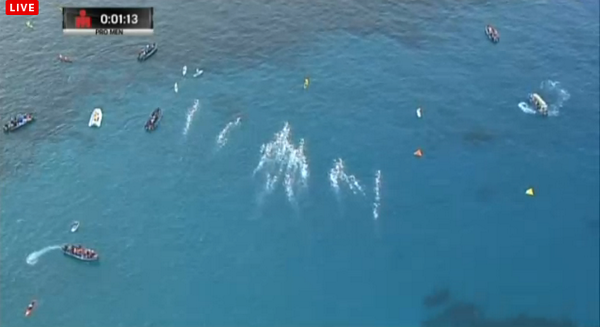 triatlonnoticia's tweet photo. ¡Arranca #IMKona2014! Primer minuto despues de la salida empiezan a marcarse las  diferencias http://t.co/VLMeyTzHvD
