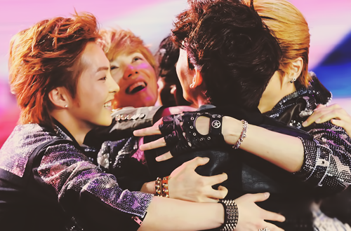EXOLay7's tweet photo. EXO's 😢@01_luhan♥ http://t.co/cSJ6zXnMhO