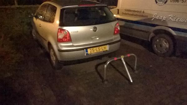 L_geert's tweet image. Godver hahagahah doet me broertje zon rek omhoog kan die auto niet meer weg. 😅