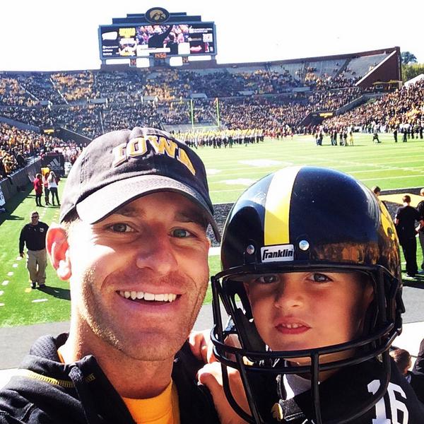 EricEwald_Iowa's tweet photo. Great #HawkeyeHomecoming weekend! #UIowaAlumni @uIowaAlumni @uiowa @TheIowaHawkeyes @HawkeyeFootball #GoHawks http://t.co/h3F0iJkRAk