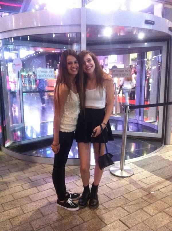 OhThe1DFandom's tweet photo. I met the perfect @chenloves1d at #1DWWAFilm was amazing! can't wait to see you again Chen💖 http://t.co/q214NEuWe8