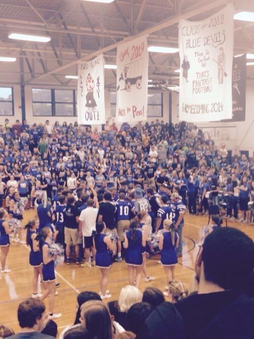 CoachLark21's tweet photo. What a #PepRally is suppose to look like #GateCityBlueDevils http://t.co/od0tWLX5Jt