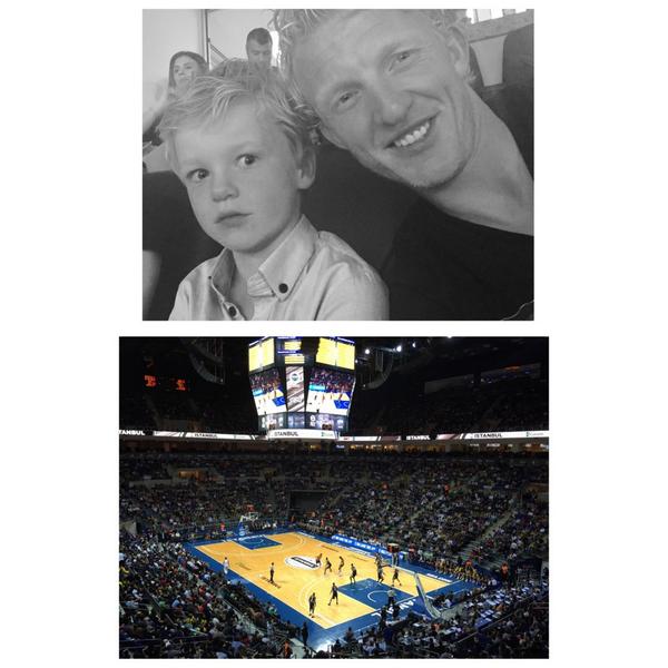 Kuyt's tweet image. Great @nba night with my son Roan @fenerbahceulkerstadium @fenerbahceulker @spurs #NBAGlobalGames.