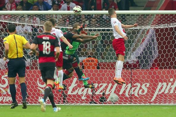UEFAcom_fr's tweet photo. 56 934 spectateurs à #Varsovie pour voir @arekmilik9 ouvrir le score
#PolAll #euro2016
http://t.co/f9rDyCBrkr http://t.co/S0Nie2wXHs