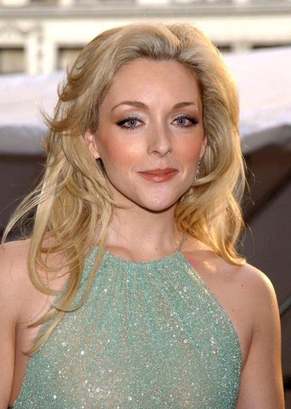I wanna wish a happy 46th birthday 2 Jane Krakowski I hope she has a great day with her family & friends 