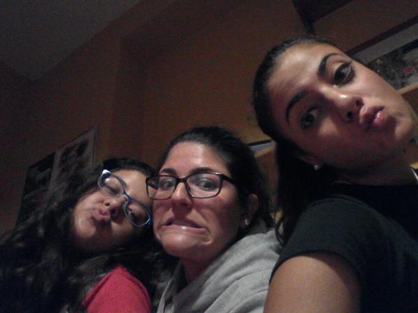 rociogarcia_e's tweet photo. Me encanta vuestras locuras! Os echaré de menos @Pilicv93 @espe_agui http://t.co/l5KoNwcq5e
