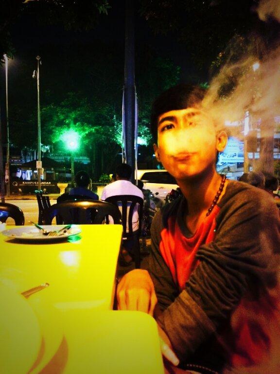 Kingmarky98's tweet photo. Shisha-ing http://t.co/ZnYytZZ3lP