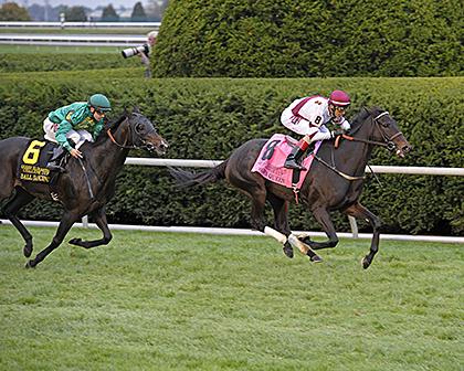 BH_AEberhardt's tweet photo. #CrownQueen (#SmartStrike/#DeltaPrincess) @ljlmvel wins #QEIICup (gr. I) @keenelandracing, Race9. @BesiluStables http://t.co/8WXN09XI0u