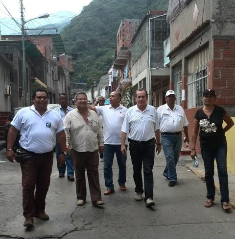 eljoboilustrado's tweet photo. Hoy @JBarretoAD y @BernardoGuerraC con sus compañeros de AD Vargas realizando ContactoDirecto en "La Pedrera" http://t.co/Lselu2WXGd