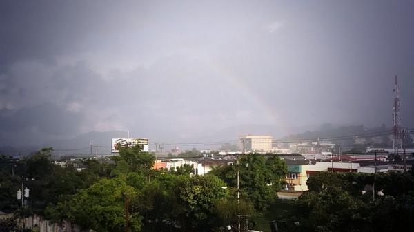 alertux's tweet photo. Arcoiris visto desde Antiguo Cuscatlán. Vía @LeanMarinero #ClimaSV  http://t.co/nPtompgPff