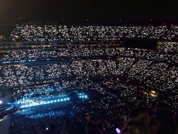 OhThe1DFandom's tweet photo. FROM THE BOTTOM OF THE STAIRS TO STADIUMS AROUND THE WORLD

RT IF YOU'RE PROUD 
#EMABiggestFans1D http://t.co/f5jV7iAGMy