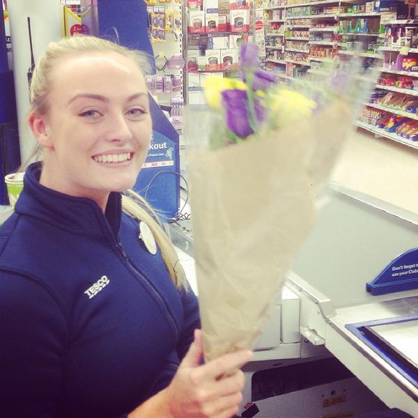 Ellie getting a lovely bunch of flowers from a customer! <a href="/TescoGDunmow/">Tesco Great Dunmow</a> @EllieCarey 🌹🌻💐