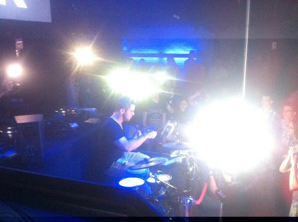 AcliseOfficial's tweet photo. #Funradio #ArtistsPlus @lescoop37 @AdrienToma @Smilodown @AFRENOY @AcliseOfficial retournement de club en règle !!! http://t.co/z3dGL0L0Du
