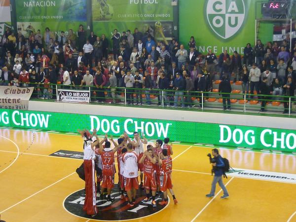 #LNB Quilmes ganó de punta a punta ante Lanús por una amplia diferencia (92-76). Festejo en Once Unidos.