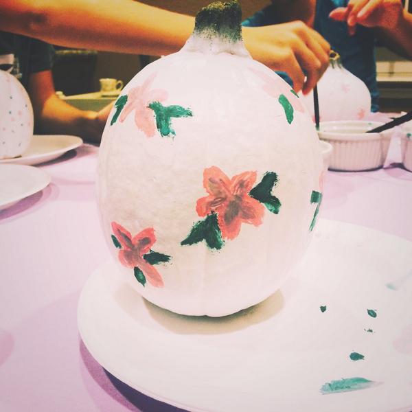 tiffstovy's tweet photo. Pumpkin painting party #sistersforthewin π http://t.co/nVcfEd3epL