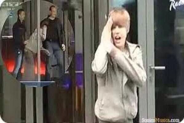 amyastrid's tweet photo. If you remember the glass door incident you've been here a long time 😂
#EMABiggestFansJustinBieber http://t.co/nqETVz00u8