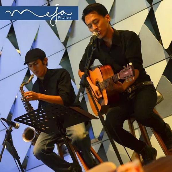 Man9kok's tweet photo. Romantic tunes#amazingacoustic#7-10pm#MejaKitchenBar http://t.co/VMRJMScD4v