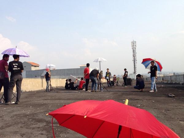 apvatlascity's tweet photo. asik, udah pada tau kan.. kita lagi mau bikin video clip taklukan dunia.. 🙏 http://t.co/lvY1QijU2I