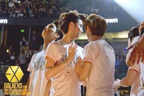 v_shyx's tweet photo. โมเมนท์แบบนี้จะได้เห็นอีกไม..... #alwayswithhunhan #ทุกคนคิดถึงฮุนฮาน http://t.co/v9KuZCRYpE