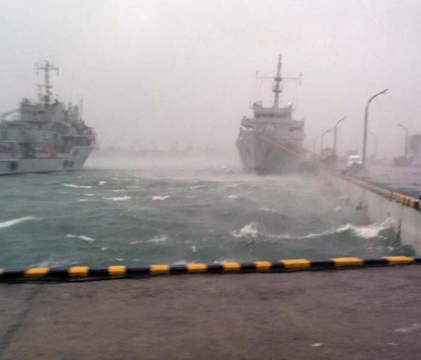 ndtv's tweet photo. Cyclone Hudhud: Current wind speed in Vizag at 125 km/hour. Live updates http://t.co/TnQ8t1eh1N http://t.co/0qL8mEp68n