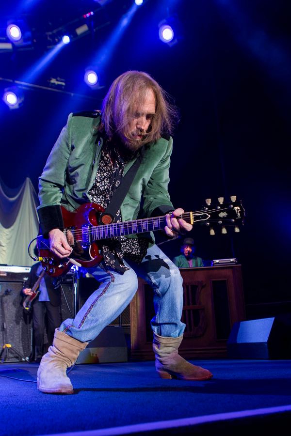 thekiaforum's tweet photo. NIGHT 2. @tompetty #TomPettyForum #TPATH2014 #TomPetty (Photo: Paul A. Hebert/Forum Photos) http://t.co/oq1sCBNvEJ